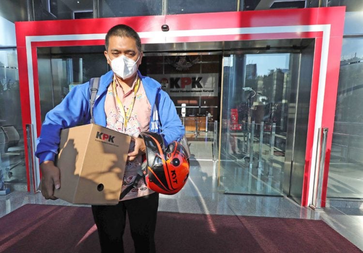 Salah satu Pegawai KPK yang Tidak lolos TWK keluar membawa sisa barang dan peralatan di Gedung KPK, Jakarta, Kamis (16/5/2021). Sebanyak 57 orang pegawai yang tidak lolos TWK akan resmi keluar dari KPK 30 September mendatang. (FEDRIK TARIGAN/ JAWA POS)
