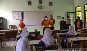 Dinas Pendidikan Kota Bekasi, Jawa Barat memberikan edukasi dan imbauan kepada siswa yang sedang melakukan pembelajaran tatap muka di daerah itu. (ANTARA/Pradita Kurniawan Syah)