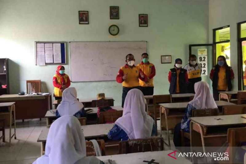 Dinas Pendidikan Kota Bekasi, Jawa Barat memberikan edukasi dan imbauan kepada siswa yang sedang melakukan pembelajaran tatap muka di daerah itu. (ANTARA/Pradita Kurniawan Syah)