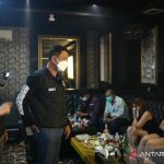 Direktur Reserse Narkoba Polda Metro Jaya Kombes Pol Mukti Juharsa (kedua kiri) menegur salah satu tamu di tempat karaoke di Jakarta dan Tangerang Selatan, Sabtu (18/9) dini hari. ANTARA/Fianda Sjofjan Rassat