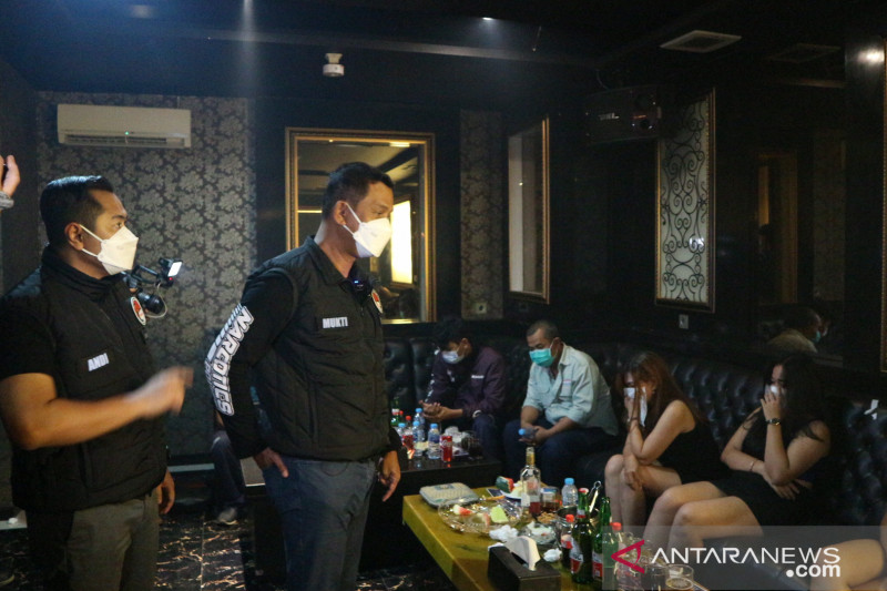 Direktur Reserse Narkoba Polda Metro Jaya Kombes Pol Mukti Juharsa (kedua kiri) menegur salah satu tamu di tempat karaoke di Jakarta dan Tangerang Selatan, Sabtu (18/9) dini hari. ANTARA/Fianda Sjofjan Rassat