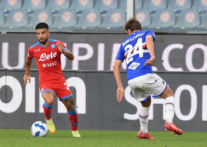 Salah satu pemain Napoli tengah menguasai bola. (@en_sscnapoli/twitter)