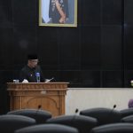 Gubenur Jabar Ridwan Kamil Ketika membaerikan pandangan umum di haapan DPRD Jabar