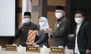 Gubernur Jabar Ridwan Kamil menyerahkan susunan APBD Perubahan ke Pimpinan DPRD Jabar