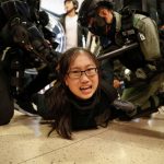Dokumentasi - Polisi menangkap seorang pengunjuk rasa antipemerintah saat demonstrasi di dalam sebuah pusat perbelanjaan di Hong Kong, China, Minggu (15/12/2019). ANTARA/REUTERS/DANISH SIDDIQUI/tm