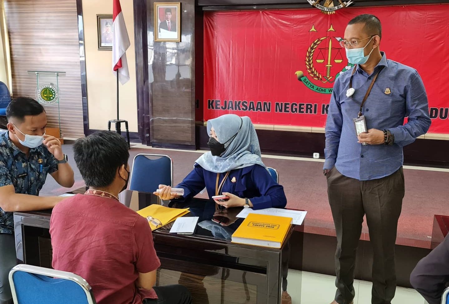 Aktivitas Wajib Pajak di Kantor Bapenda Kabupaten Bandung Barat. (foto: Yully/Jabarekspres)