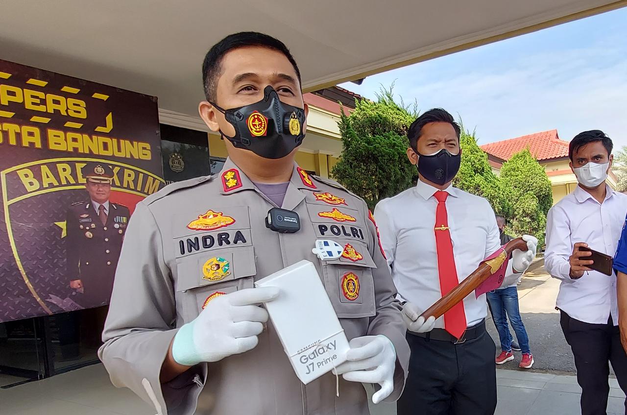 Waka Polresta Bandung AKBP Dwi Indra Laksmana memperlihatkan hasil kejahatan modus COD.