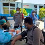 Siswa SMK Assalam Bandung sedang diskrining sebelum mendapatkan vaksinasi, Rabu (8/9). (Yully S Yulianty/Jabar Ekspres)