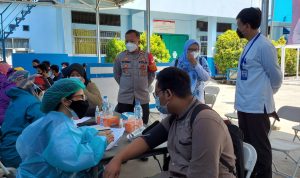 Siswa SMK Assalam Bandung sedang diskrining sebelum mendapatkan vaksinasi, Rabu (8/9). (Yully S Yulianty/Jabar Ekspres)