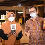 Ketua Dekranasda Kabupaten Bandung, Emma Dety Supriatna dan Kepala Disperindag Kabupaten Bandung Dicky Anugerah, saat mengunjungi Pameran di Braga City Walk, Kota Bandung.