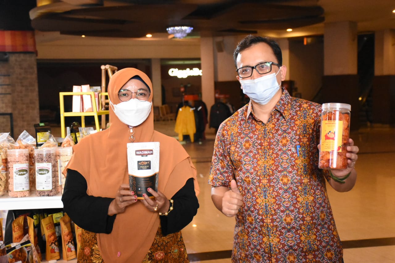 Ketua Dekranasda Kabupaten Bandung, Emma Dety Supriatna dan Kepala Disperindag Kabupaten Bandung Dicky Anugerah, saat mengunjungi Pameran di Braga City Walk, Kota Bandung.