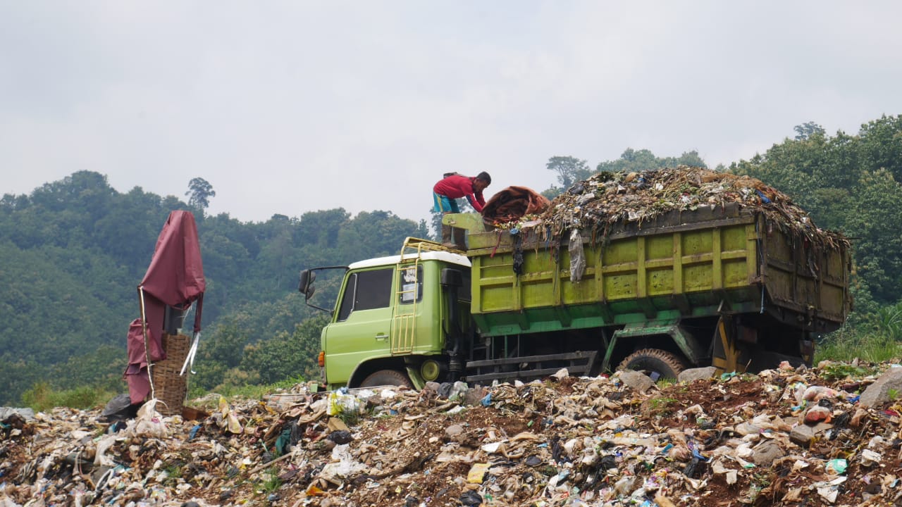 ILUSTRASI: pengangkutan sampah ke TPAS Sarimukti, KBB.