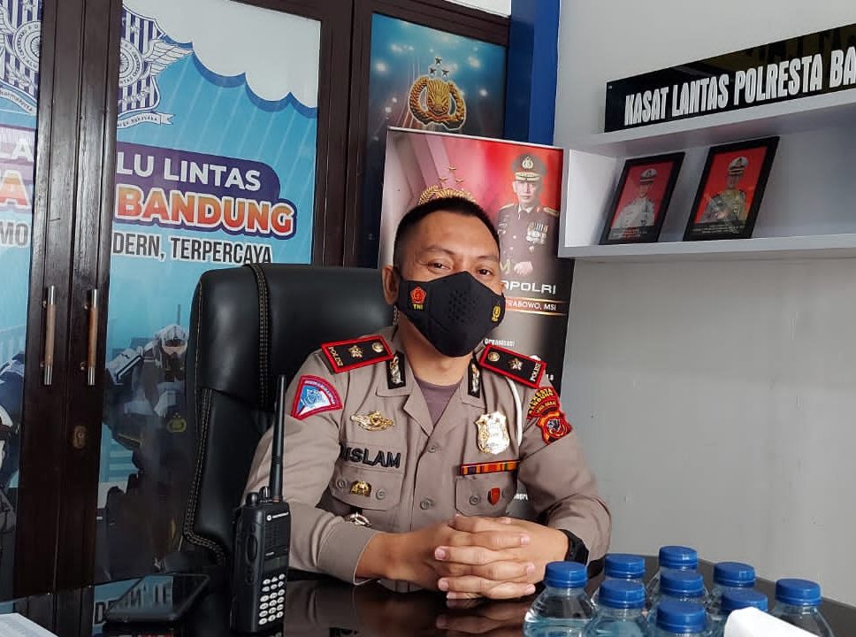 Kasat Lantas Polresta Bandung, Kompol Rislam Harfia usai diwawancara, Senin (13/9). (Yully S Yulianty/Jabar Ekspres)