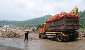 ILUSTRASI: Truk sampah masuk ke Area TPAS Sarimukti di KBB.