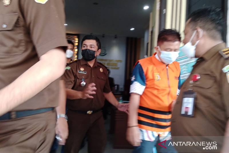 Penahanan terhadap Budi Azwar anggota DPRD Kabupaten Tanjungjabung Barat terkait kasus pencurian buah sawit milik perusahaan.(ANTARA/HO)