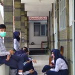 Siswa SMP Negeri 1 Rancaekek saat berdiskusi di koridor pada Kamis (16/9). (Yanuar Baswata/Jabar Ekspres)