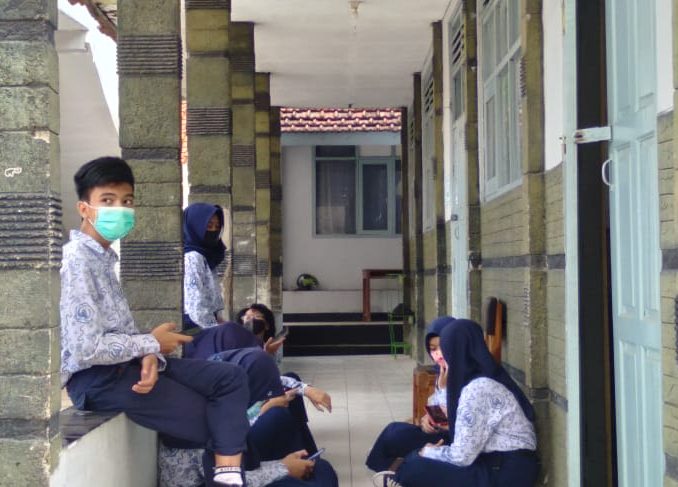 Siswa SMP Negeri 1 Rancaekek saat berdiskusi di koridor pada Kamis (16/9). (Yanuar Baswata/Jabar Ekspres)