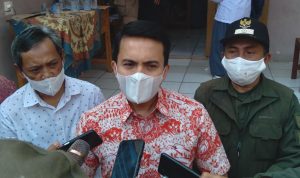 Wakil Bupati Bandung, Sahrul Gunawan (tengah) bersama Kepala Desa Tenjolaya, Mamad (kanan) dan Ketua Yayasan Pendidikan Bina Muda (Teddy Ambari) pada Sabtu (18/9). (Yanuar Baswata/Jabar Ekspres)