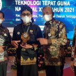 FOTO BERSAMA : M. Awaludin Sang Kreator Biodigester diapit Bupati Sumedang Doni Ahmda Munir (kiri) dan Kepala DPMDes Jabar Bambang Tirtoyuliono (kanan) berswaforo usai menerima penghargaan Juara I Nasional.