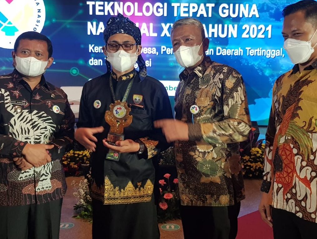 FOTO BERSAMA : M. Awaludin Sang Kreator Biodigester diapit Bupati Sumedang Doni Ahmda Munir (kiri) dan Kepala DPMDes Jabar Bambang Tirtoyuliono (kanan) berswaforo usai menerima penghargaan Juara I Nasional.