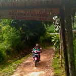 Gapura menuju Kampung Cigumentong, Desa Sindulang, Kecamatan Cimanggung, Kabupaten Sumedang, beberapa waktu lalu. (Yanuar Baswata/Jabar Ekspres)