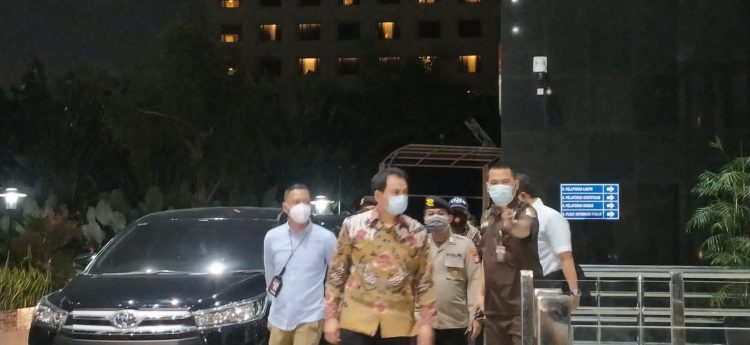 Wakil Ketua DPR RI Azis Syamsuddin akhirnya tiba di gedung Merah Putih Komisi Pemberantasan Korupsi (KPK), Jumat (24/9). (Muhammad Ridwan/ JawaPos.com)