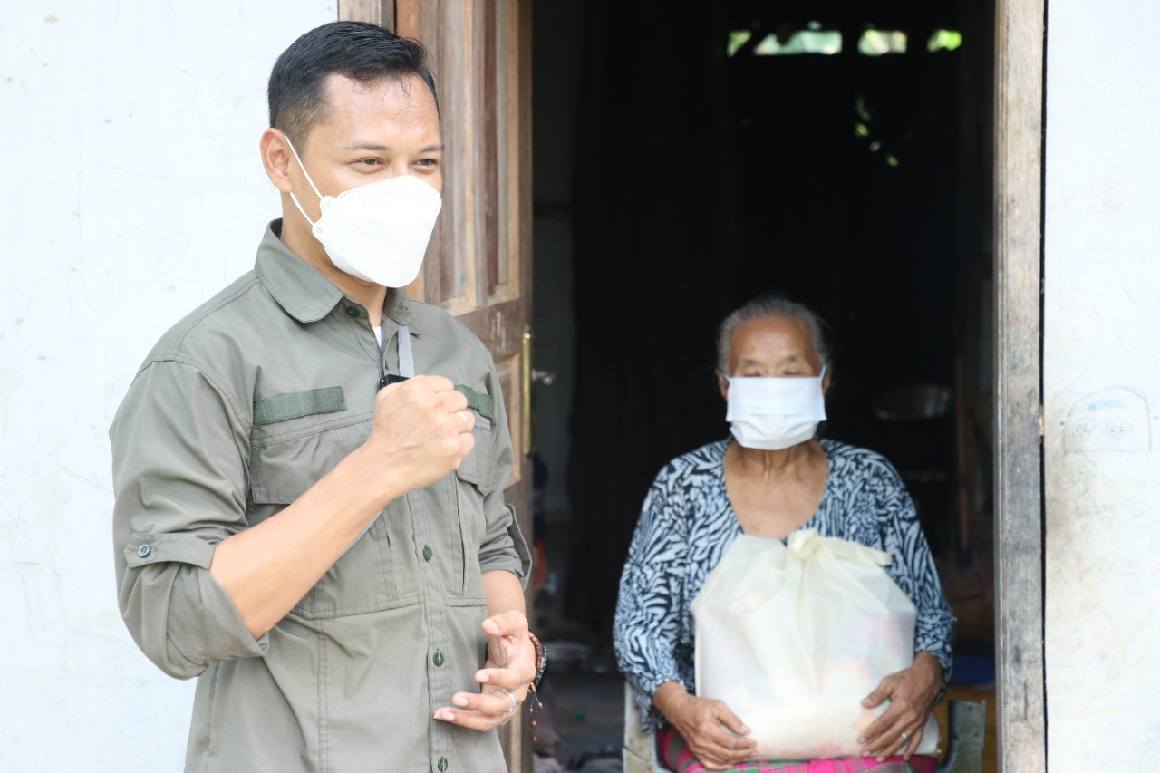 Kabid PPD Bayu Rahmana menyerahkan bantuan paket sembako kepada salah seorang warga di Desa Pawidean.
