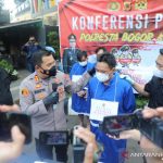 Kapolresta Bogor Kota Kombes Pol Susatyo Purnomo Condro saat ekspose penangkapan atas komplotan penipu berkedok wisatawan asing, di Kota Bogor