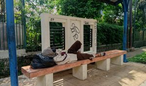 TERLELAP: Seorang penyandang masalah kesejahteraan sosial istirahat di halte. (Boy Darmawan/Jabar Ekspres)