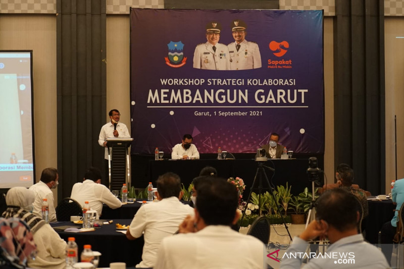 Wakil Bupati Garut Helmi Budiman memberikan sambutan dalam acara Workshop Strategi Kolaborasi Membangun Garut di Hotel Harmoni, Kabupaten Garut, Rabu (1/9/2021). (ANTARA/HO-Diskominfo Garut)