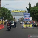 Pengendara sepeda motor saat melintas di jalan Siliwangi Kota Cirebon, Jawa Barat, Jumat (3/9/2021). (ANTARA/Khaerul Izan)