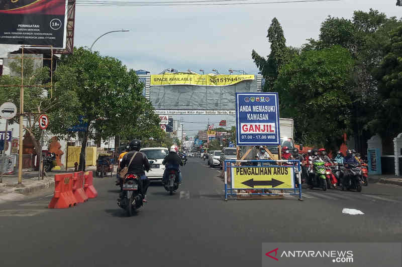 Pengendara sepeda motor saat melintas di jalan Siliwangi Kota Cirebon, Jawa Barat, Jumat (3/9/2021). (ANTARA/Khaerul Izan)