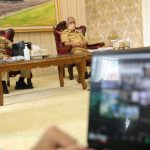Gubernur Jawa Tengah Ganjar Pranowo memimpin Rapat Evaluasi Penanganan COVID-19 di rumah dinas Bupati Banjarnegara, Senin (6/9). (ANTARA)