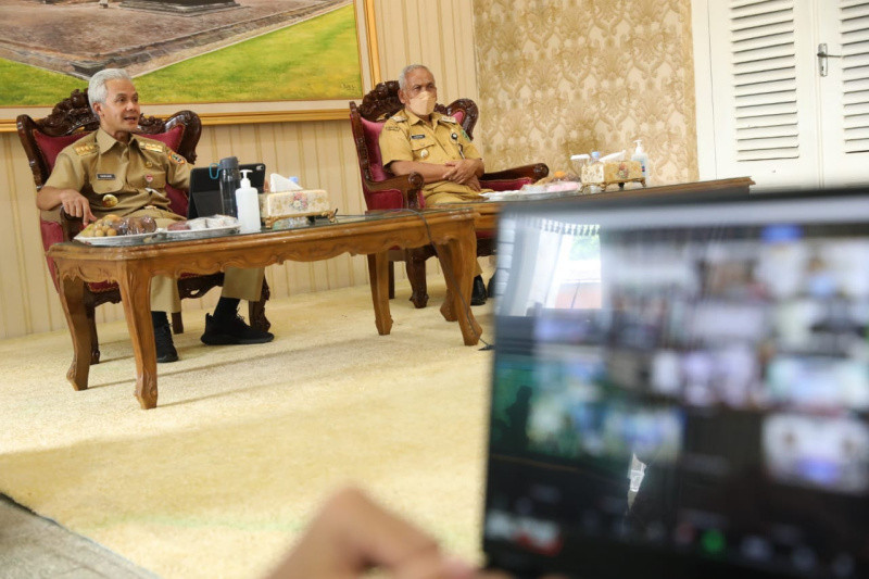Gubernur Jawa Tengah Ganjar Pranowo memimpin Rapat Evaluasi Penanganan COVID-19 di rumah dinas Bupati Banjarnegara, Senin (6/9). (ANTARA)