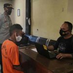 Petugas saat menginterogasi pelaku pencurian bermodus memberikan bantuan sosial di Kabupaten Majalengka, Jawa Barat, Jumat (10/9/2021). (ANTARA/HO Humas Polres Majalengka)