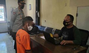 Petugas saat menginterogasi pelaku pencurian bermodus memberikan bantuan sosial di Kabupaten Majalengka, Jawa Barat, Jumat (10/9/2021). (ANTARA/HO Humas Polres Majalengka)