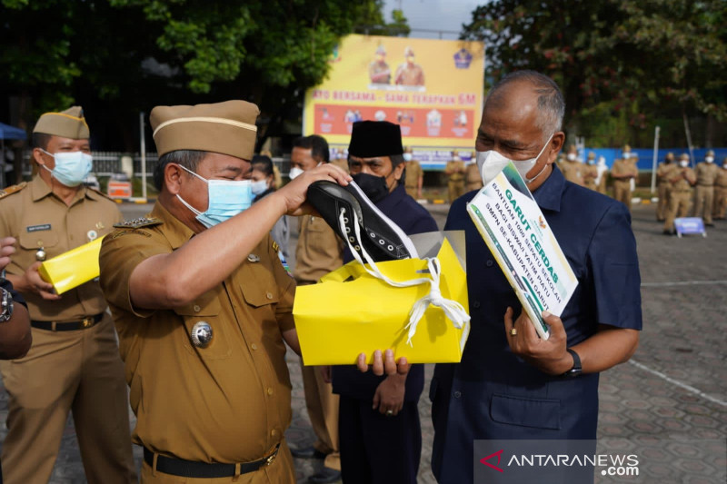 Bupati Garut Rudy Gunawan menyerahkan bantuan secara simbolis bagi anak-anak yaitu piatu tingkat SMP di Kabupaten Garut, Jawa Barat, Senin (13/9/2021). (ANTARA/Feri Purnama)