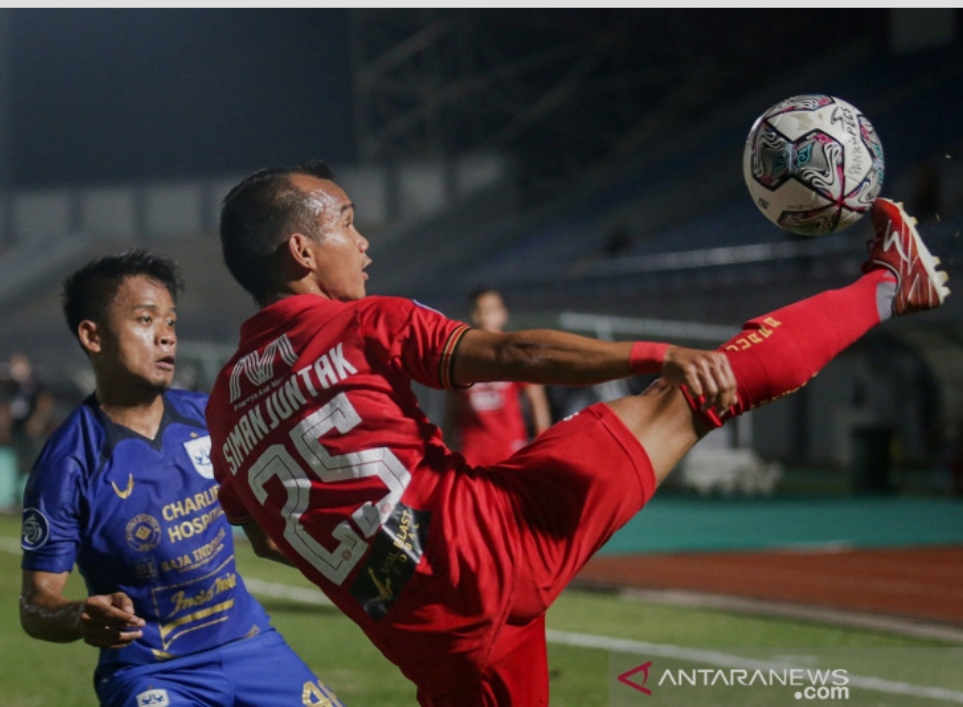 Pesepak bola Persija Jakarta Riko Simanjuntak (kanan) berebut bola dengan pesepak bola PSIS Semarang Fredyan Wahyu (kiri) pada lanjutan Liga 1 2021-2022 di Stadion Indomilk Arena, Tangerang, Banten, Minggu (12/9/2021). ANTARA FOTO/Fauzan/aww.