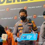 Kepala Kepolisian Resor Garut AKBP Wirdhanto Hadicaksono menunjukkan barang bukti dan tersangka kasus narkoba saat jumpa pers, di MaPolres Garut, Rabu (1592021). ANTARAFeri Purnama