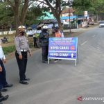Petugas Satuan Lalu Lintas Polres Garut bersiaga saat pemberlakukan ganjil genap di jalur wisata Kabupaten Garut, Jawa Bara