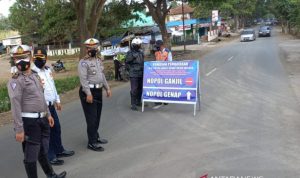 Petugas Satuan Lalu Lintas Polres Garut bersiaga saat pemberlakukan ganjil genap di jalur wisata Kabupaten Garut, Jawa Bara