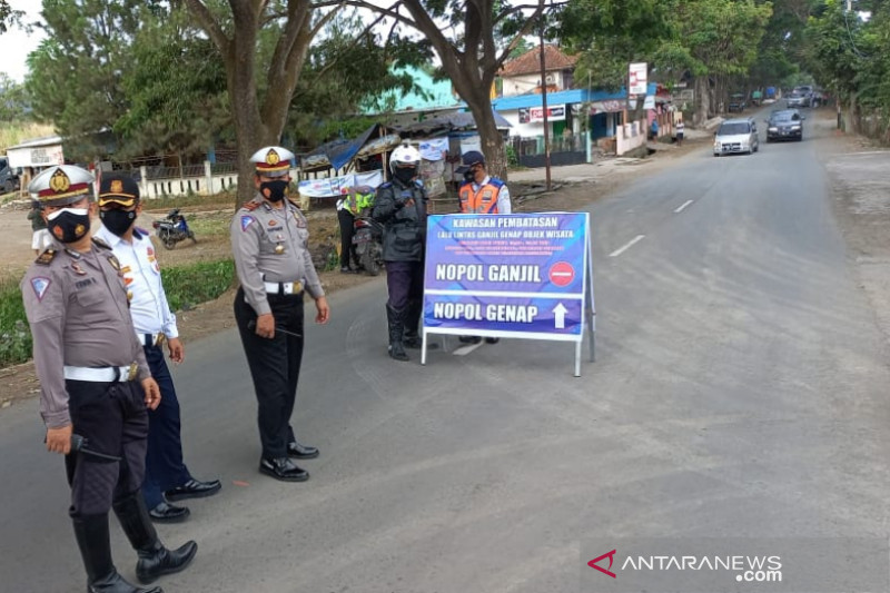 Petugas Satuan Lalu Lintas Polres Garut bersiaga saat pemberlakukan ganjil genap di jalur wisata Kabupaten Garut, Jawa Bara
