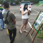 Pengunjung memindai barcode aplikasi PeduliLindungi di The Lodge Maribaya, Lembang, Kabupaten Bandung Barat. (ANTARA/Bagus Ahmad Rizaldi)