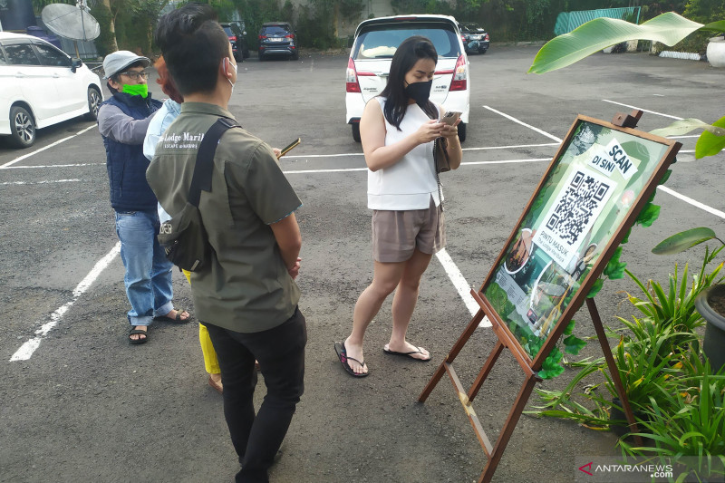 Pengunjung memindai barcode aplikasi PeduliLindungi di The Lodge Maribaya, Lembang, Kabupaten Bandung Barat. (ANTARA/Bagus Ahmad Rizaldi)