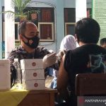 Anggota TNI AL saat menyuntikkan vaksin COVID-19 kepada seorang warga di Kota Cirebon, Jawa Barat, Rabu (22/9/2021). ANTARA/Khaerul Izan