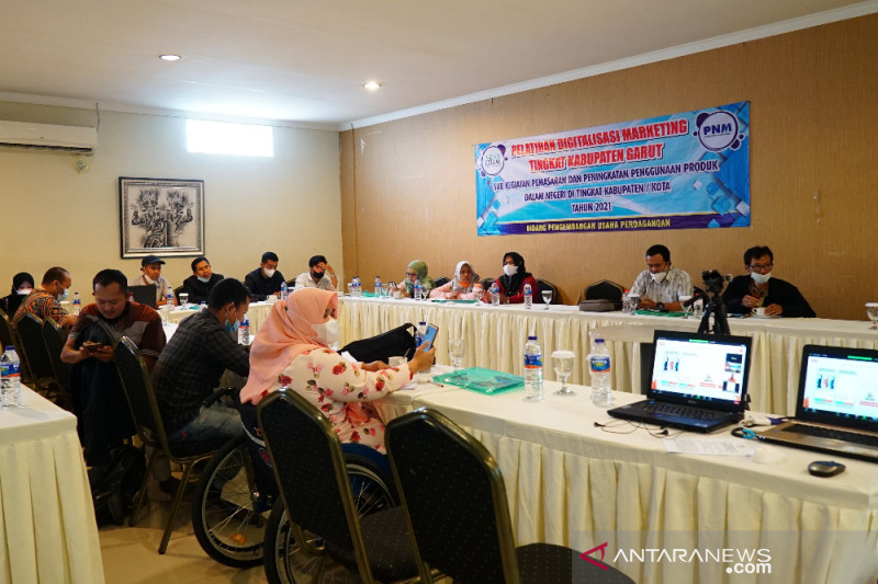 Sejumlah pelaku usaha mengikuti pelatihan digitalisasi marketing di Kabupaten Garut, Jawa Barat, Kamis (23/9/2021). ANTARA/HO-Diskominfo Garut