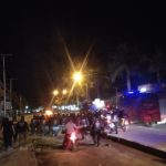 Polisi memukul mundur demonstran peringatan tewasnya Randi-Yusuf, di Kendari, Sulawesi Tenggara, Senin malam (27/8/2021). ANTARA/Harianto