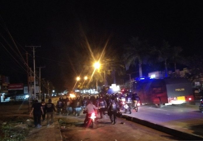 Polisi memukul mundur demonstran peringatan tewasnya Randi-Yusuf, di Kendari, Sulawesi Tenggara, Senin malam (27/8/2021). ANTARA/Harianto