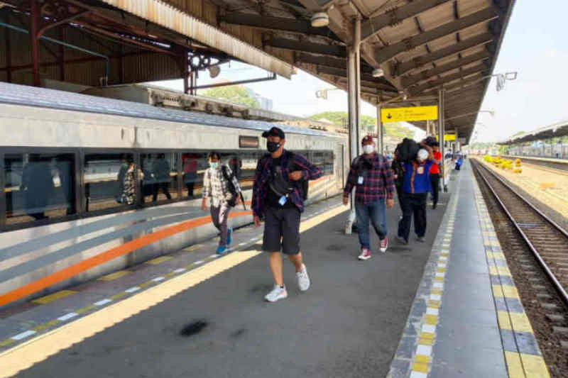 Para penumpang saat turun dari kereta di Stasiun Cirebon, Jawa Barat, Kamis (26/8/2021). (ANTARA/Ho Humas KAI Cirebon)