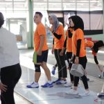Sejumlah atlet cabang olahraga Anggar menyiapkan perlengkapan latihan saat pemusatan latihan di Gedung KONI Jawa Barat, Kota Bandung. (ANTARA/Bagus Ahmad Rizaldi)